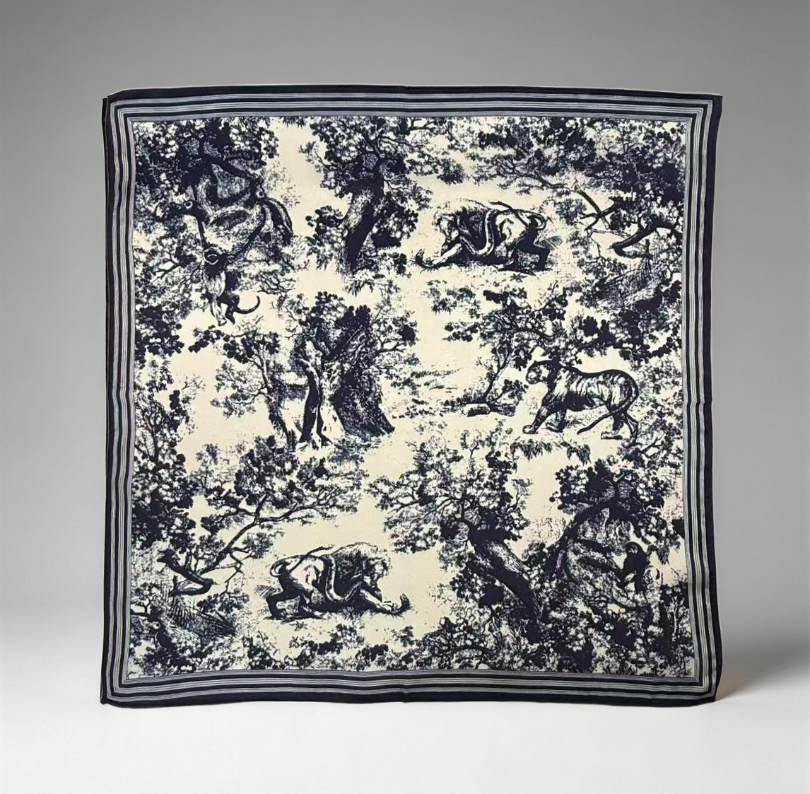 Kultiviertes Seiden-Carré mit klassischem Toile-de-Jouy-Dschungelmotiv
