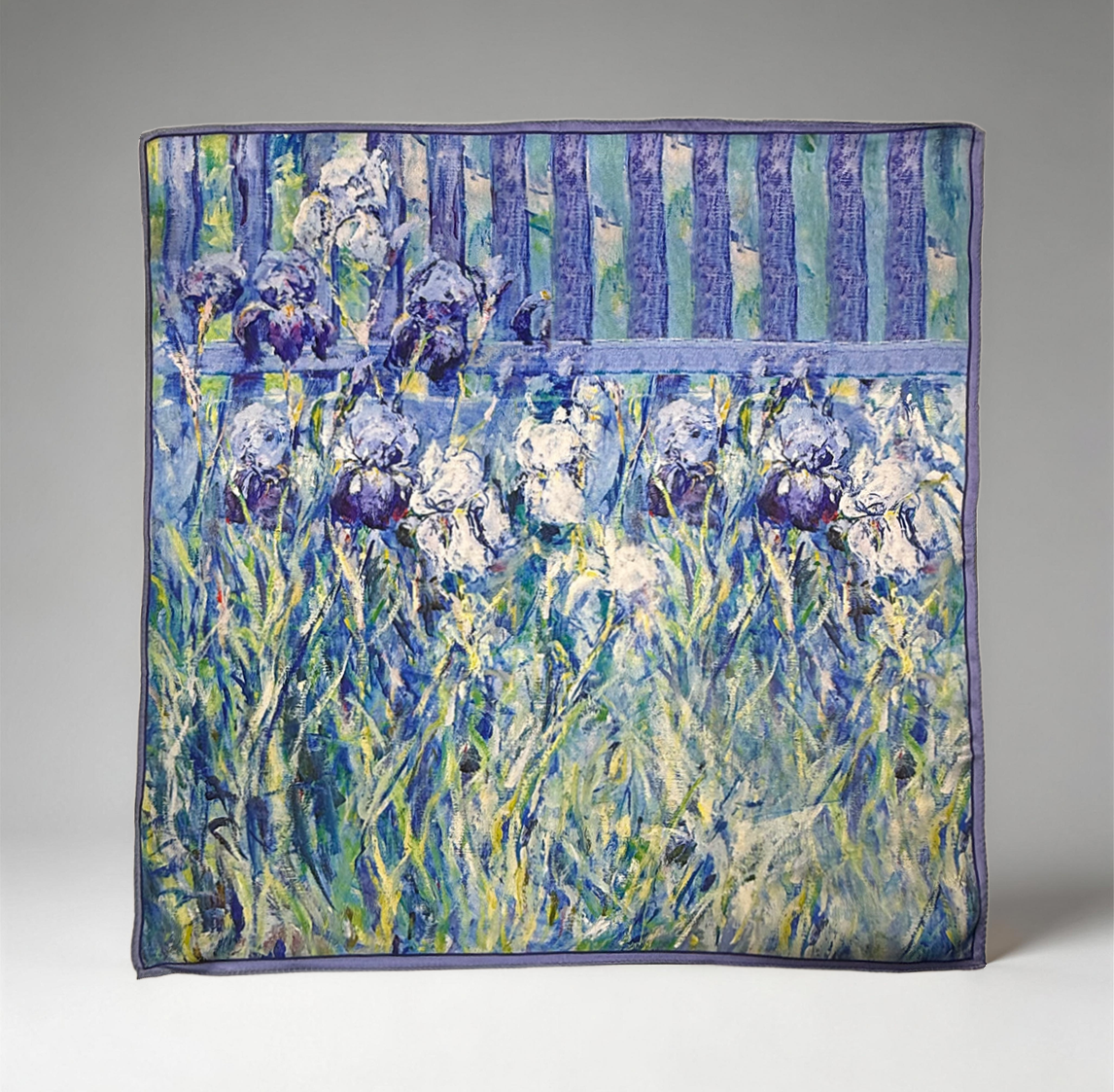 Künstlerisches Seiden-Carré mit impressionistischem Iris-Motiv
