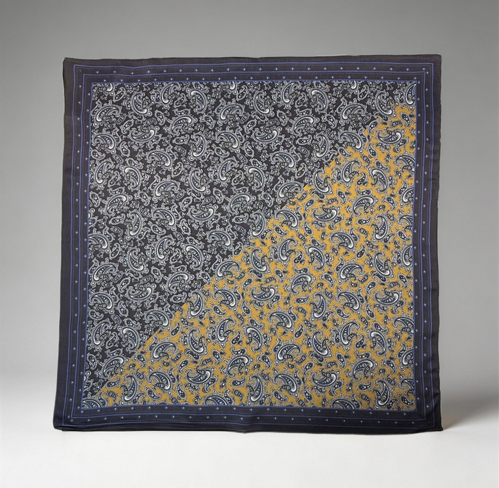 Klassisches Seiden-Carré mit Paisley- und Sternenmuster im gelb-marineblauen Colorblocking