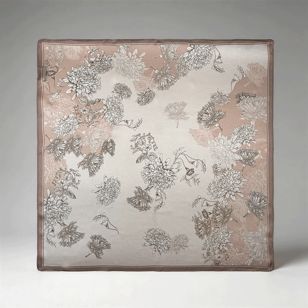 Elegantes Seidencarré mit floralen Line-Art-Motiven in Puderrosa