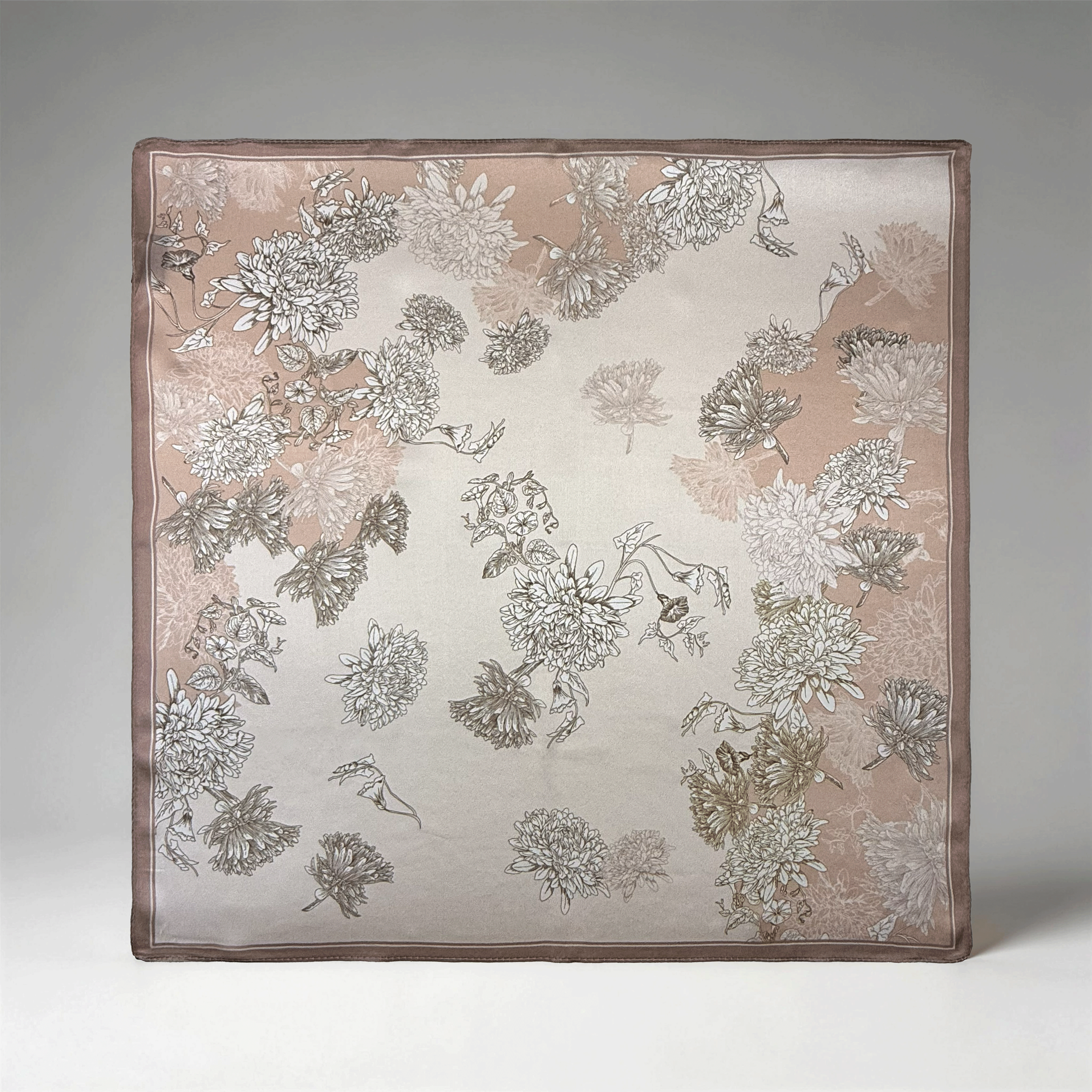 Elegantes Seidencarré mit floralen Line-Art-Motiven in Puderrosa
