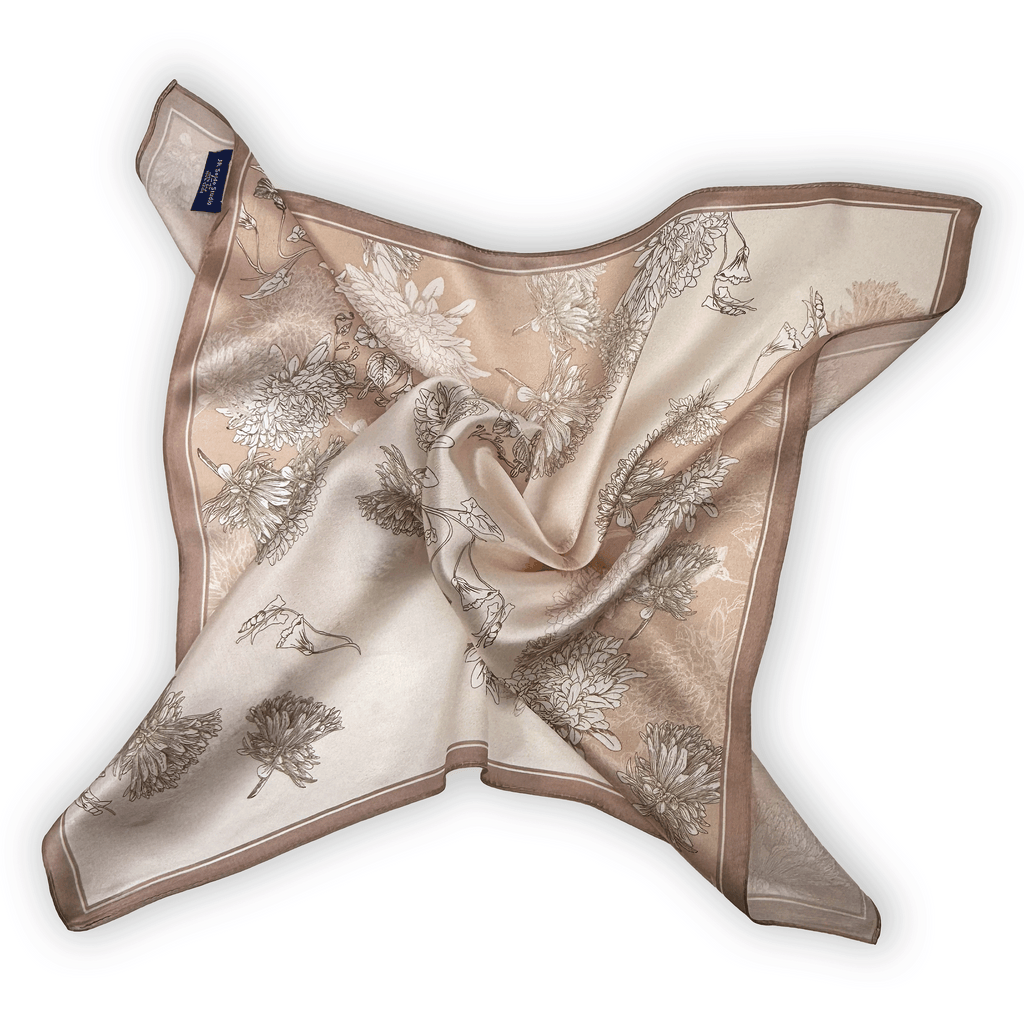 Elegantes Seidencarré mit floralen Line-Art-Motiven in Puderrosa
