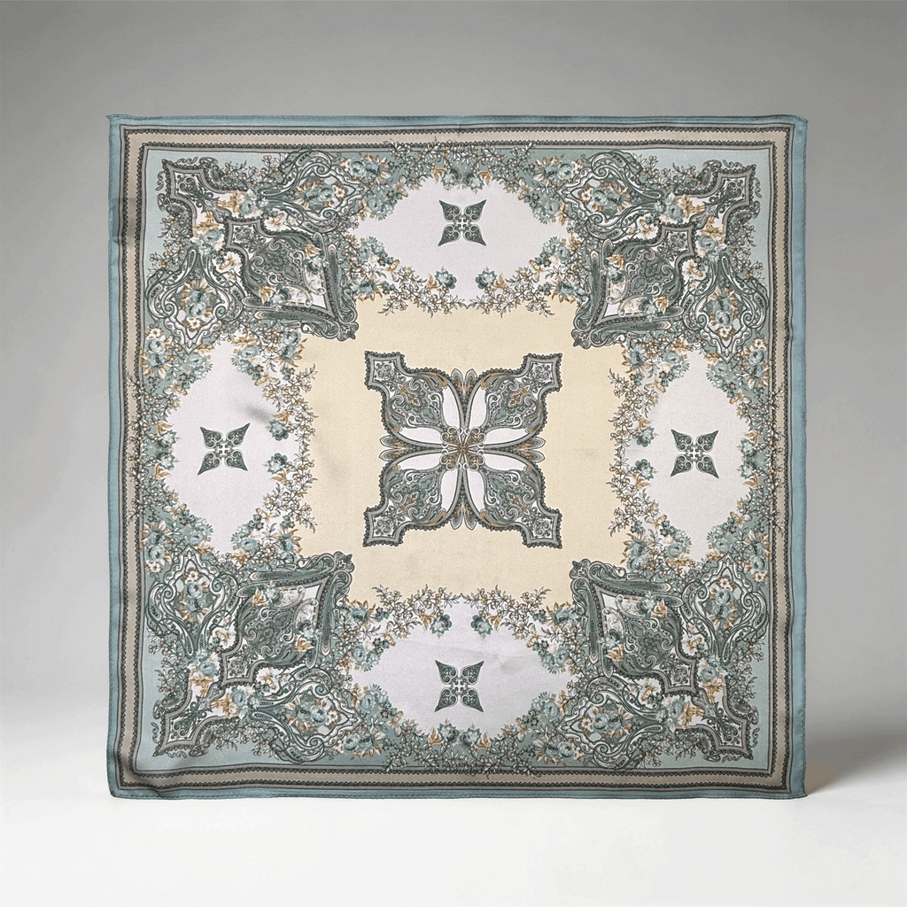 Klassisches Seidencarré mit symmetrischem floralem Ornament in Mintgrün