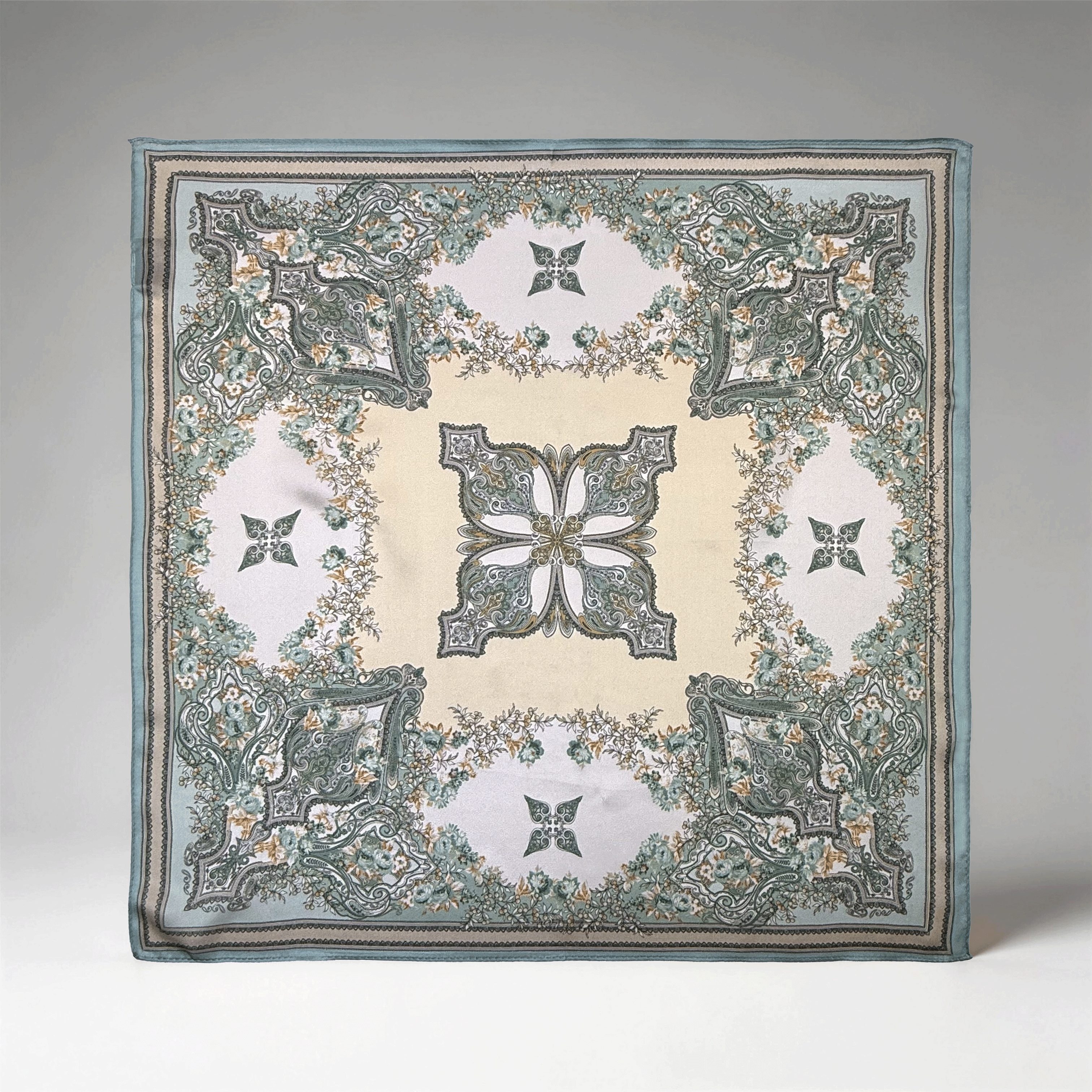 Klassisches Seidencarré mit symmetrischem floralem Ornament in Mintgrün