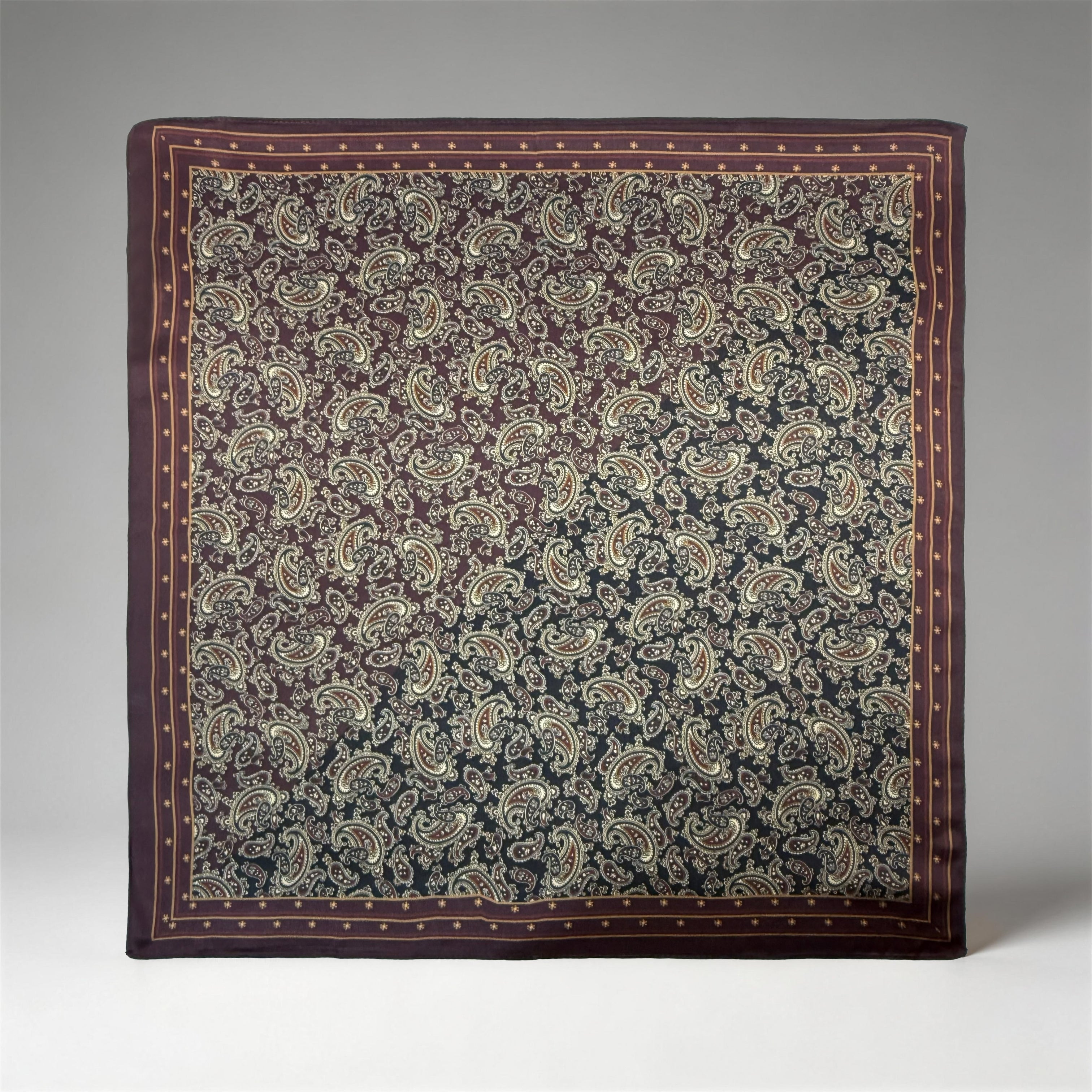 Edles Seiden-Carré mit dunkelbraunem Vintage-Paisley-Muster