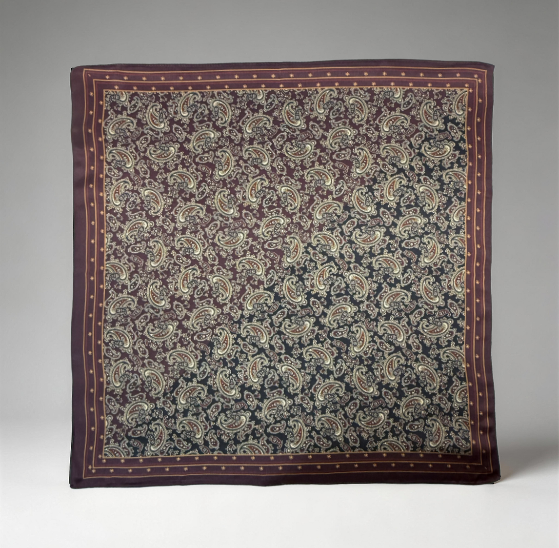 Edles Seiden-Carré mit dunkelbraunem Vintage-Paisley-Muster