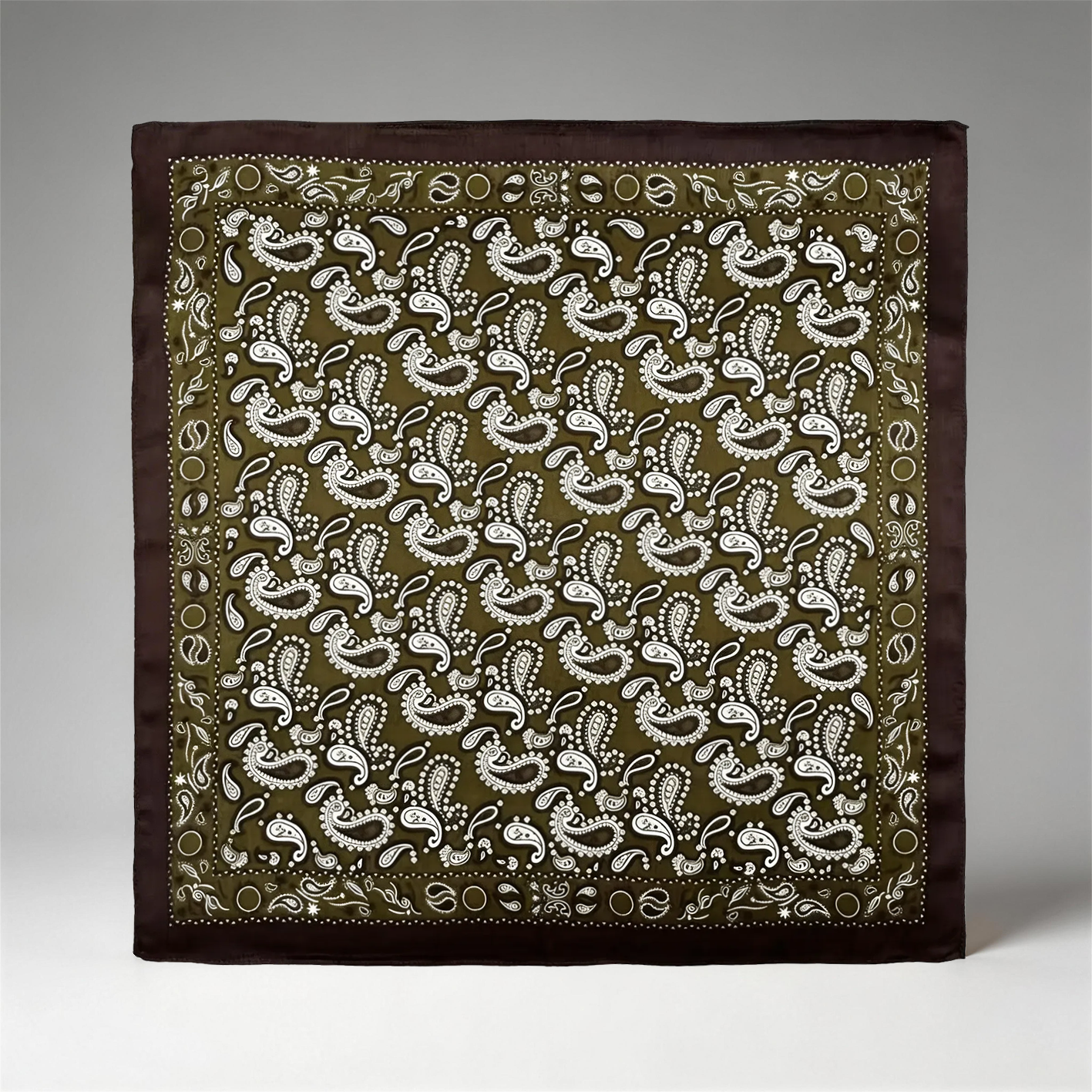 Klassisches Seidenquadrat mit Vintage-Paisleymuster und tiefbraunem Rand