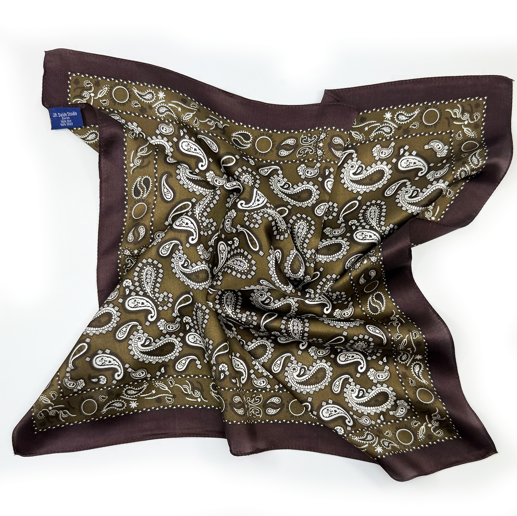 Klassisches Seidenquadrat mit Vintage-Paisleymuster und tiefbraunem Rand