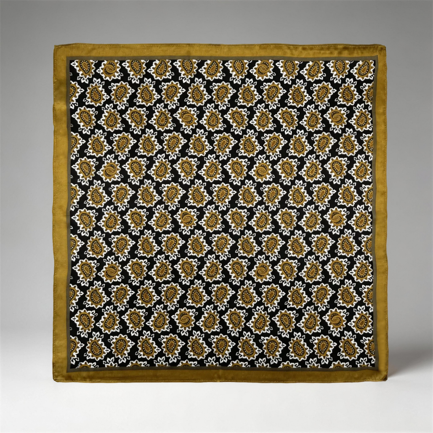 Klassisches Seidentuch mit Paisley-Muster und goldfarbener Bordüre