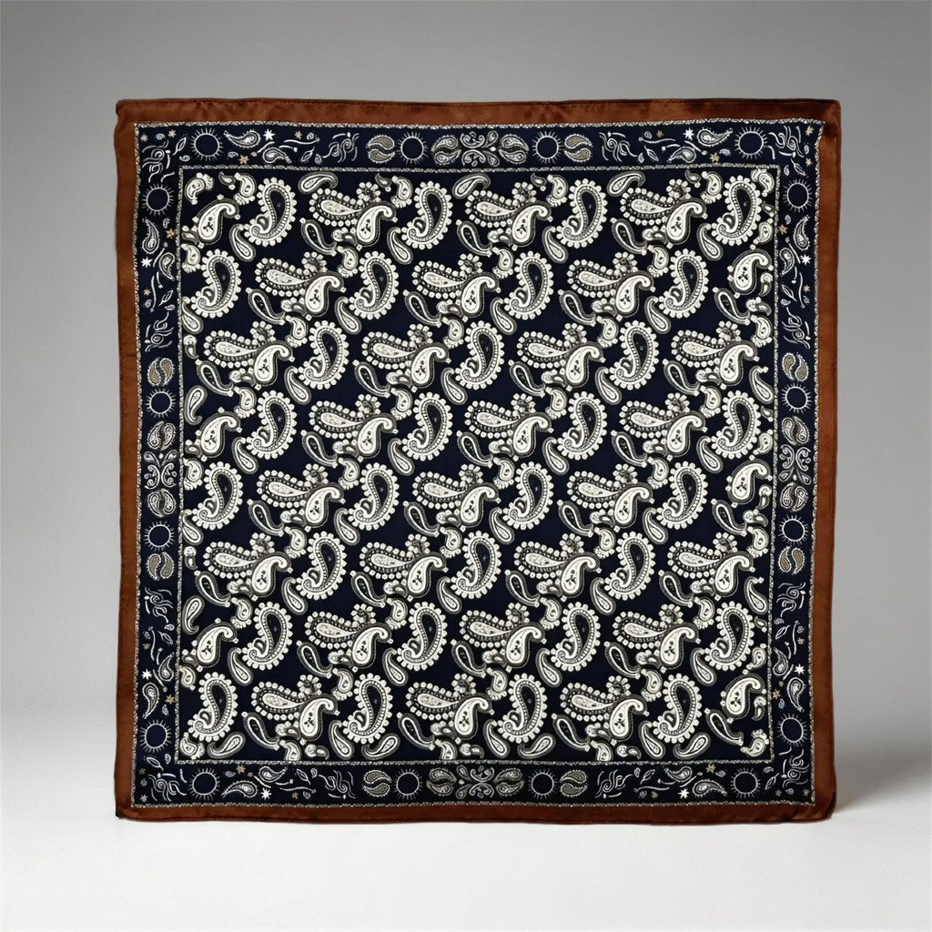 Exklusives Seidencarré mit klassischem Paisley-Muster und Vintage-Bordüre