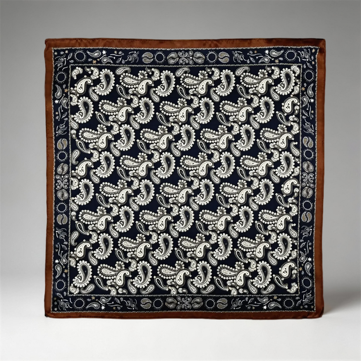 Exklusives Seidencarré mit klassischem Paisley-Muster und Vintage-Bordüre