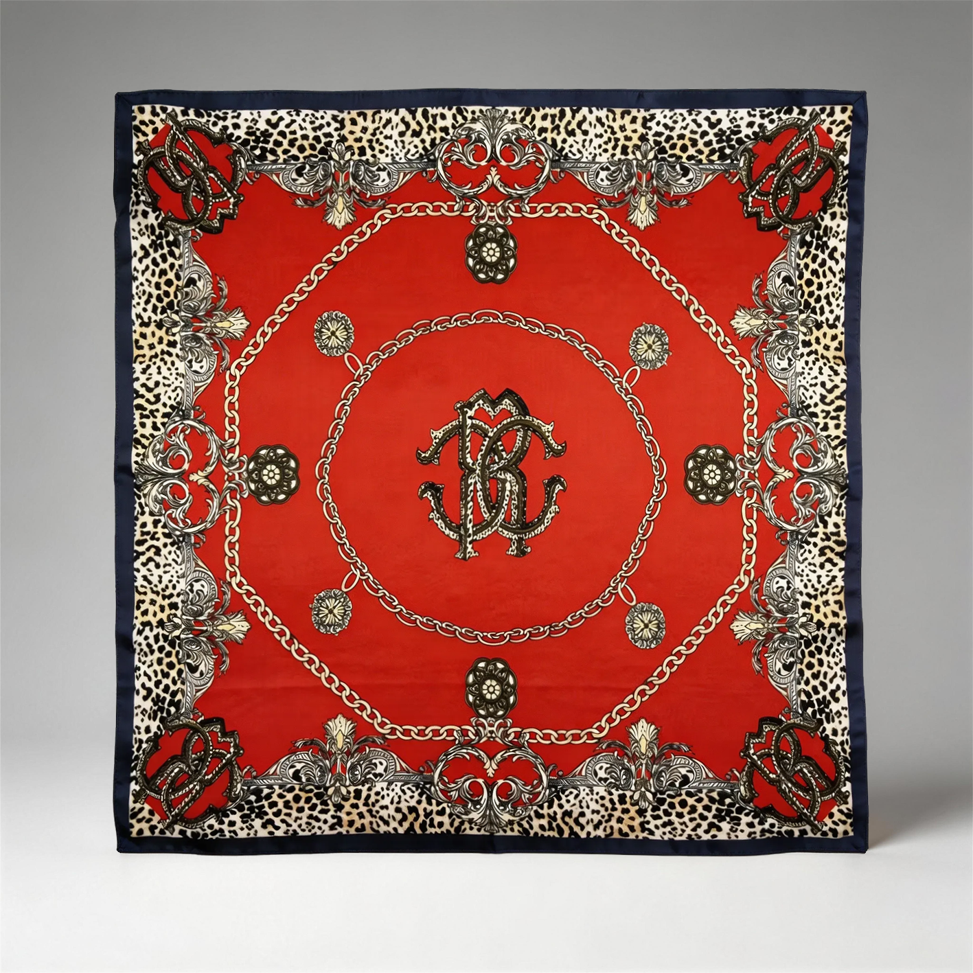 Luxuriöses Seidencarré mit Barock-Ornamenten und Leoparden-Print