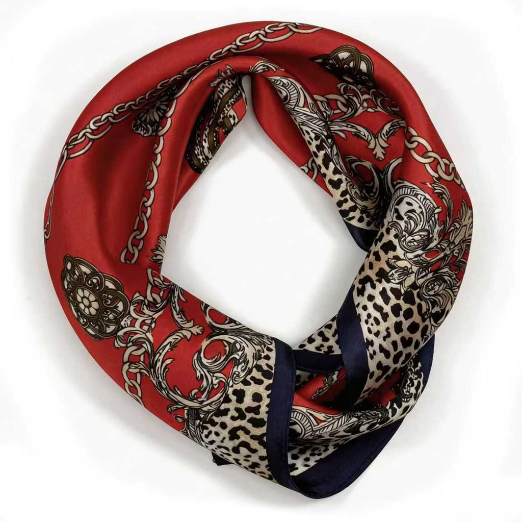 Luxuriöses Seidencarré mit Barock-Ornamenten und Leoparden-Print
