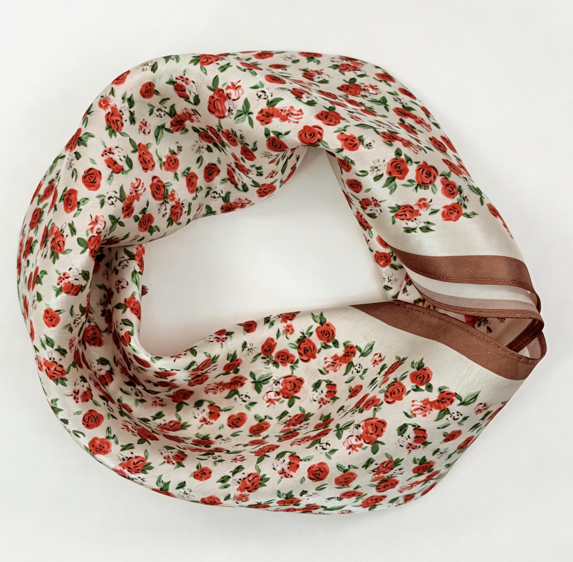 Elegantes Seiden-Carré mit rotem Rosen-Millefleurs-Muster