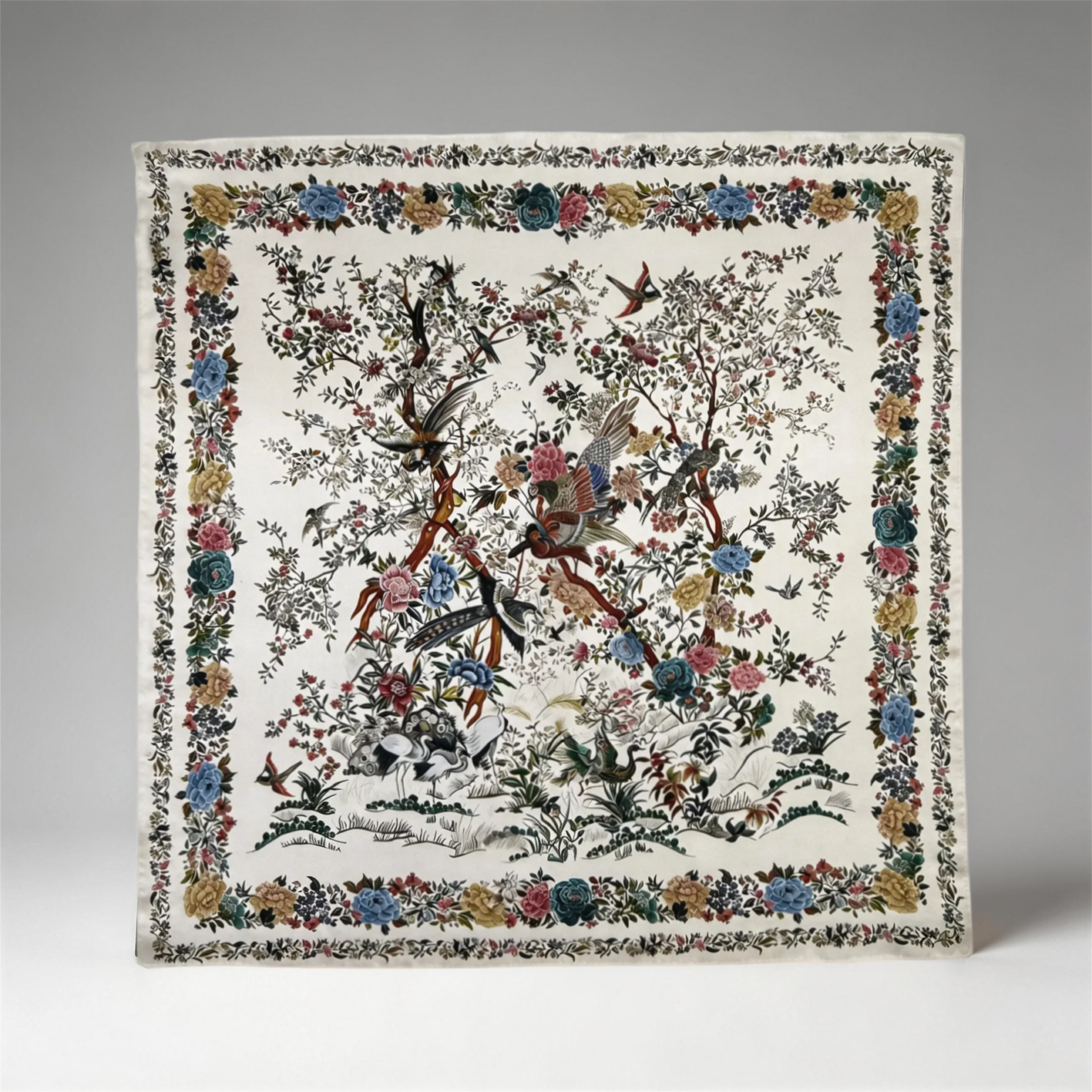 Elegantes Seidentuch mit nostalgischem Blumen- und Vogelmotiv