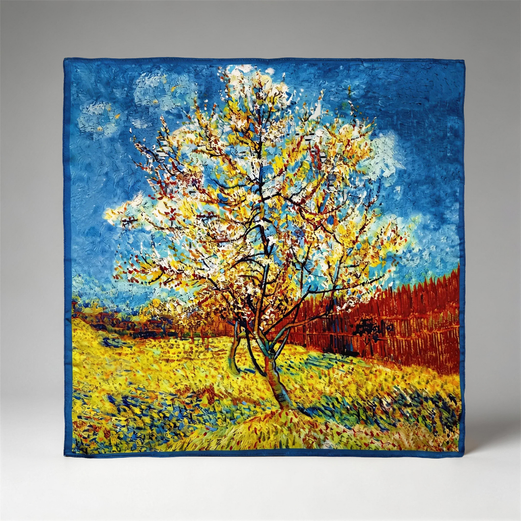 Meisterwerke der Malerei Seidencarré mit dem Motiv „Pfirsichbaum in Blüte“ von Vincent van Gogh