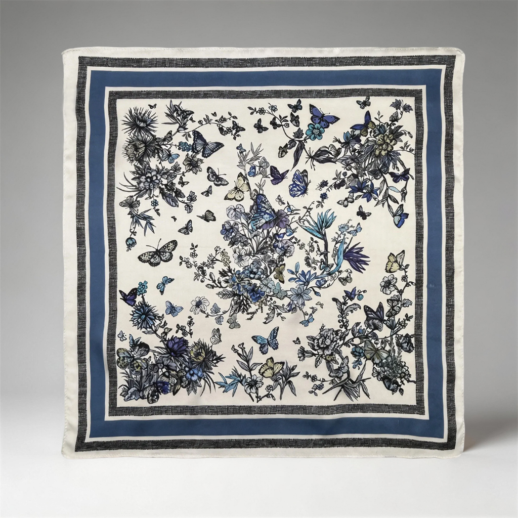 Elegantes Seidenquadrat mit blau-weißen Blumen- und Schmetterlingsmotiven