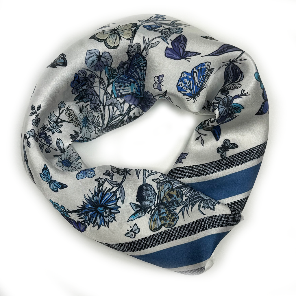 Elegantes Seidenquadrat mit blau-weißen Blumen- und Schmetterlingsmotiven