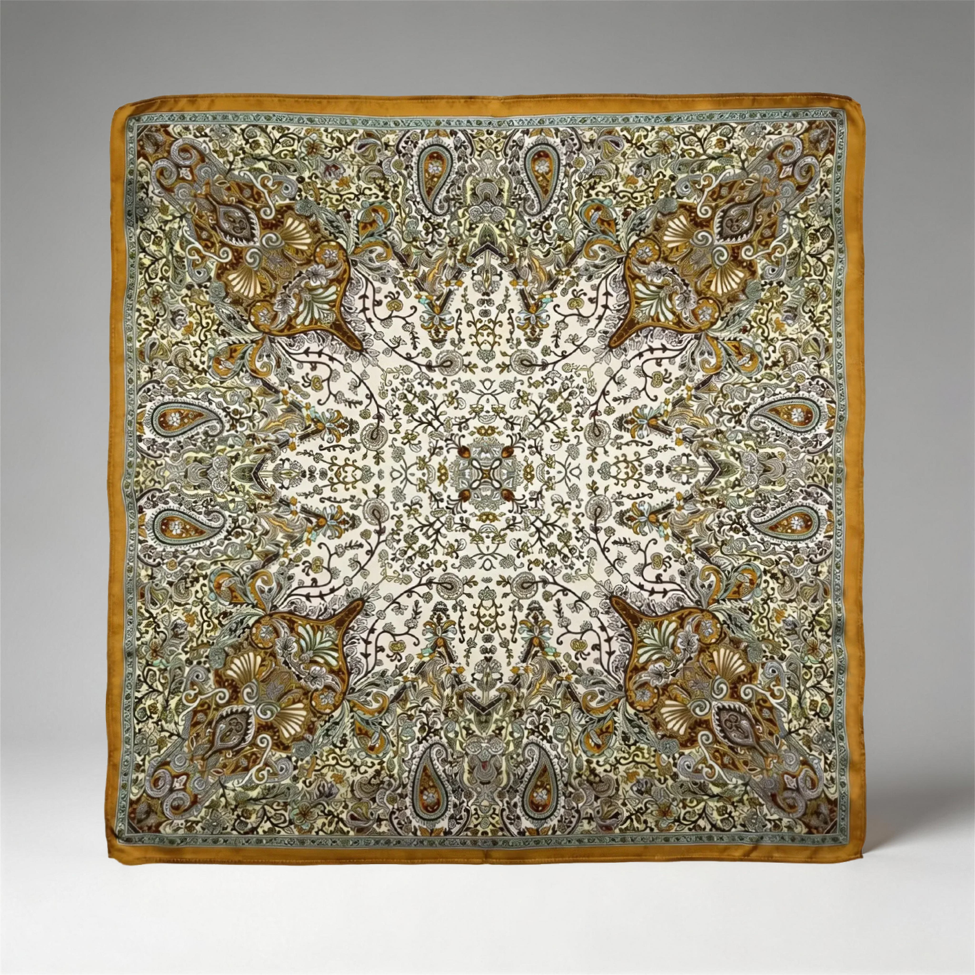 Klassisches Seidencarré mit opulentem Paisley-Ornament in Gold und Crème