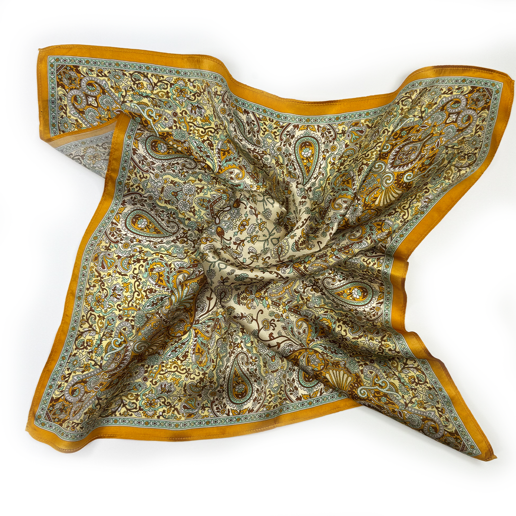 Klassisches Seidencarré mit opulentem Paisley-Ornament in Gold und Crème