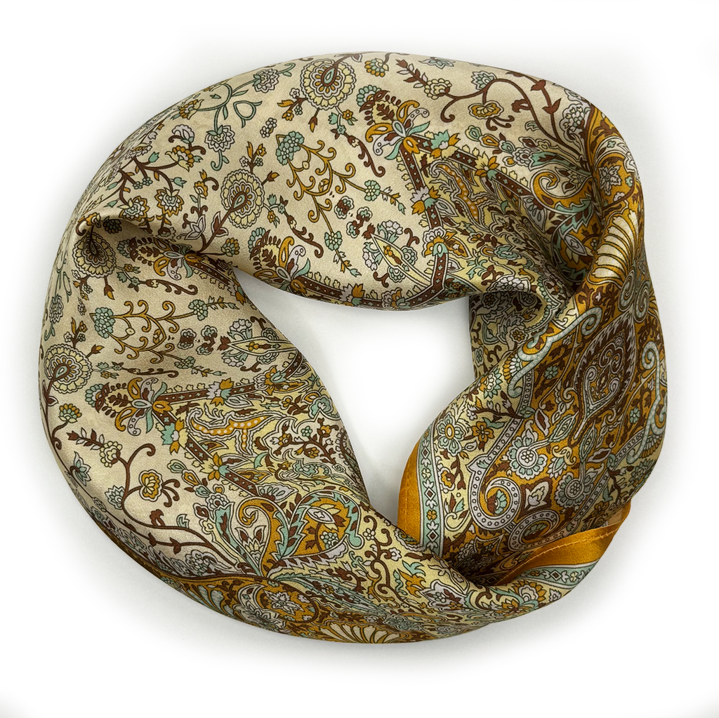 Klassisches Seidencarré mit opulentem Paisley-Ornament in Gold und Crème